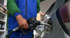 Carburanti, prezzi in calo ma resta &ldquo;consistente divario&rdquo; con quelli Eni, IP e Q8. Urso: &laquo;Price cap &egrave; un successo&raquo;
