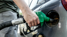 Carburanti, prezzi in calo: benzina in media a 2,084 euro. Il gasolio scende a a 2,285 euro
