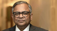 Tata, il &ldquo;re&rdquo; delle moto Srinivasan (TVS) sostiene la riconferma di Chandrasekaran alla guida del Gruppo