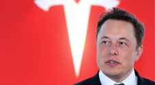 Tesla, ancora guai per Elon Musk. Usa aprono indagine per frode: titolo crolla in Borsa