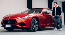 Maserati, Denver de “La casa di Carta” a bordo di Ghibli Hybrid. L'attore incarna audacia e sfrontatezza come nuova era del brand