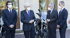Presentate a Mattarella due Moto Guzzi dei Corazzieri. In occasione dei 100 anni della casa di Mandello del Lario