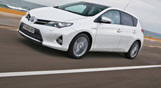 Al volante di Auris, rivoluzione Toyota: un'ibrida top class a soli 17.900 euro