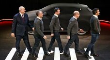 Alfa Romeo Tonale, poche ore all’evento globale di lancio. Lo anticipano Imparato e la sua “band” con foto stile Abbey Road