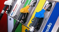 Carburanti: volano i prezzi alla pompa, media per servito benzina sopra i 2 euro. Anche diesel, metano e Gpl corrono