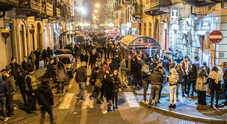 Napoli, protesta di Fridays for Future a Chiaia: salsa di pomodoro contro  le vetrine di Gucci, Prada e Vuitton - la Repubblica