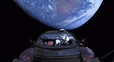 Tesla spaziale, foto record della Roadster in orbita è di due italiani. Auto saluterà Terra nel 2091