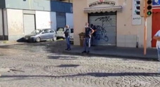 Rapinatore ucciso a Napoli, indagato il poliziotto che ha sparato. Martedì  l'udienza convalida per figlio di Genni 'a carogna