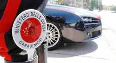Spacca in mille pezzi la paletta del carabiniere: «Scusi, la ricompro»