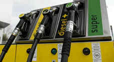 Ripartono gli aumenti della benzina, prezzo servito in autostrada a 2,2 euro. Diesel diesel servito a 1,925 euro/litro