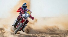 Dakar, incidente per Sunderland (GasGas Ktm), si ritira il vincitore dell'edizione 2022 fra le moto. Prima tappa a Sanders.