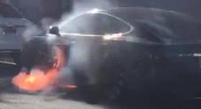 Tesla guidata da regista inglese prende fuoco. La casa auto: «Evento raro, indagheremo»