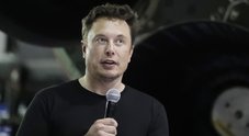 Tesla, Musk accusato di frode dalla Sec per i tweet “fuorvianti”. Titolo crolla in borsa