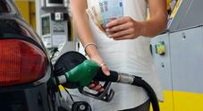 Benzina, self cala a 1,73 euro, diesel a 1,83. Prezzi in discesa dopo i tagli dei giorni scorsi