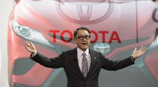 Akio Toyota avverte: business elettrico troppo rapido. «Con più EV aumentano emissioni CO2»