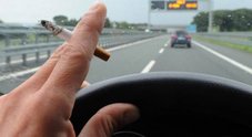 Fuma in auto con il figlio piccolo: multato di 110 euro