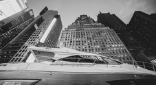 Azimut, esposizione show a New York per i 50 anni. Lo yacht S6 esposto tra i grattacieli di Times Square