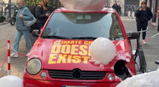 Milano, a Chinatown installazione contro cambiamento climatico: auto devastata dalla grandine