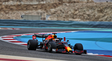 In Bahrain, Verstappen batte le Mercedes nel 3° turno libero e lancia la sfida per la pole