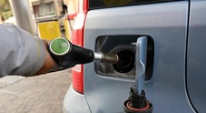 Benzina ai massimi, al self sopra 1,9 euro. In autostrada picchi a 2,5 euro al litro. Pressing sul governo: “Tagli le accise”