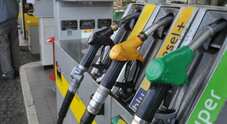 Benzina al self cala a 1,680 euro/litro, diesel a 1,785. Al servito prezzo medio praticato è 1,830 euro/litro