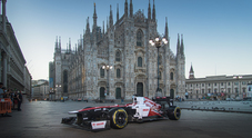 Alfa Romeo, la Formula 1 a Milano per i 112 anni del brand. Celebrazione con la monoposto in giro per le vie del centro
