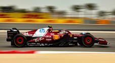 F1, test a Sakhir 3° turno: Hamilton porta la Ferrari in prima posizione davanti alla Mercedes di Russell
