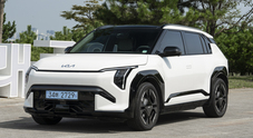 Kia EV3, la piccola elettrica ha fino a 600 km di autonomia, arriva ad ottobre e parte da 35.950 euro