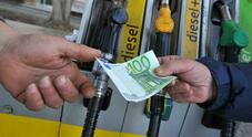 Carburanti, oscillazioni prezzi al ribasso. Benzina in modalità self scende a 1,833 euro/litro