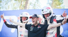 Rally di Finlandia, vince la Yaris, Akio Toyoda festeggia sul podio con Tanak