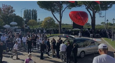 Nuvola di palloncini rossi e centinaia di persone al funerale di Mattia Caruso