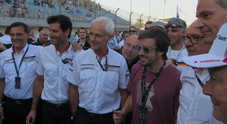 Alonso sulla griglia del Bahrain con i vertici Porsche; domani guiderà la Toyota Le Mans