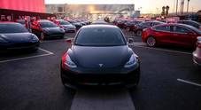 Tesla in difficoltà: consegne Model 3 sotto attese, taglia prezzi in Usa. Titolo perde 7,5%