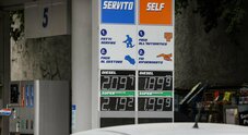 Benzina sale ancora, al self a 2,018 euro al litro. Gasolio fino a 1,953 al litro. Possibile proroga taglio accise per tutta l'estate