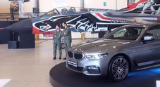 Lo spettacolo viene dal cielo: la BMW Serie 5 Touring sbarca dalla pancia di un C27J dell'Aeronautica
