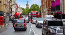 Londra ipotizza parcheggi gratis per auto elettriche. Risparmi tra 880 e 11.000 euro all’anno