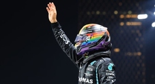 Hamilton d'Arabia: conquista la pole a Jeddah, mentre Verstappen si schianta sul muro