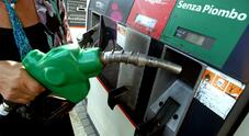 Benzina, 15 gestori multati per aumento prezzi. I prezzi sulle locandine esposte erano diversi da quelli sulle colonnine e sulle pompe