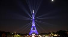 Parigi: festa per l'ultracentenaria Torre Eiffel