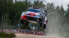 Rovanperä (Toyota) domina il Rally Estonia: si aggiudica tutti i 9 stage di sabato e guadagna più di mezzo minuto su Neuville (Hyundai)