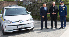 In Vaticano si pattuglia green, Volkswagen consegna alla Gendarmeria due e-up! elettriche