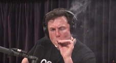 Tesla, Musk “scherza” ancora su marijuana mentre lancia bond. Casa precisa: no doppi sensi