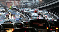 Mezzi pubblici gratis nelle giornate con più smog e giù i limiti di velocità per le auto private: Bruxelles apre la strada