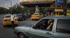 Benzina più cara di oltre il 500% dal 1 marzo a Cuba. Lunghe file di auto ai distributori prima del rialzo dei prezzi