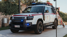 Defender celebra 70 anni al fianco della Croce Rossa. Consegnata alla sezione italiana una Defender 130 Outbound
