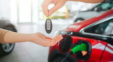 Meno italiani vogliono l'auto elettrica ma sono sopra media Ue. Passa dal 70 al 65% l'intenzione di acquisto