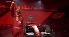 Tocca alla Ferrari, a Londra ovazione per Hamilton: «Mi sento pieno di energia» e Leclerc: «Un onore la Rossa»