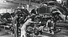 Volkswagen, 75 anni fa iniziava la produzione del Maggiolino. A Wolfsburg prende il via la storia di successo del brand