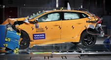 Volvo, il centro per la sicurezza compie 20 anni. In media distrugge un modello nuovo di zecca al giorno per i test