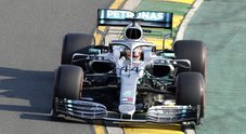 Gp Australia, Mercedes domina pole, Ferrari 3^ e 5^. Hamilton davanti, Vettel: «Sorpreso dal gap»